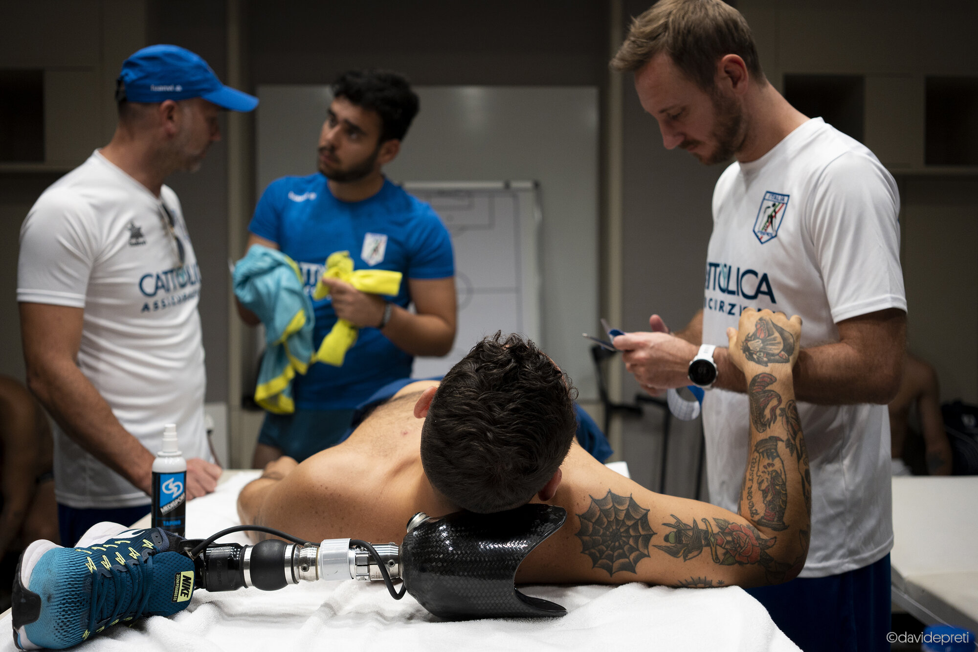 Istanbul, Turkey — October 1, 2022.

The team physiotherapist giving final massages to Italian amputee football players before the start of a match.
