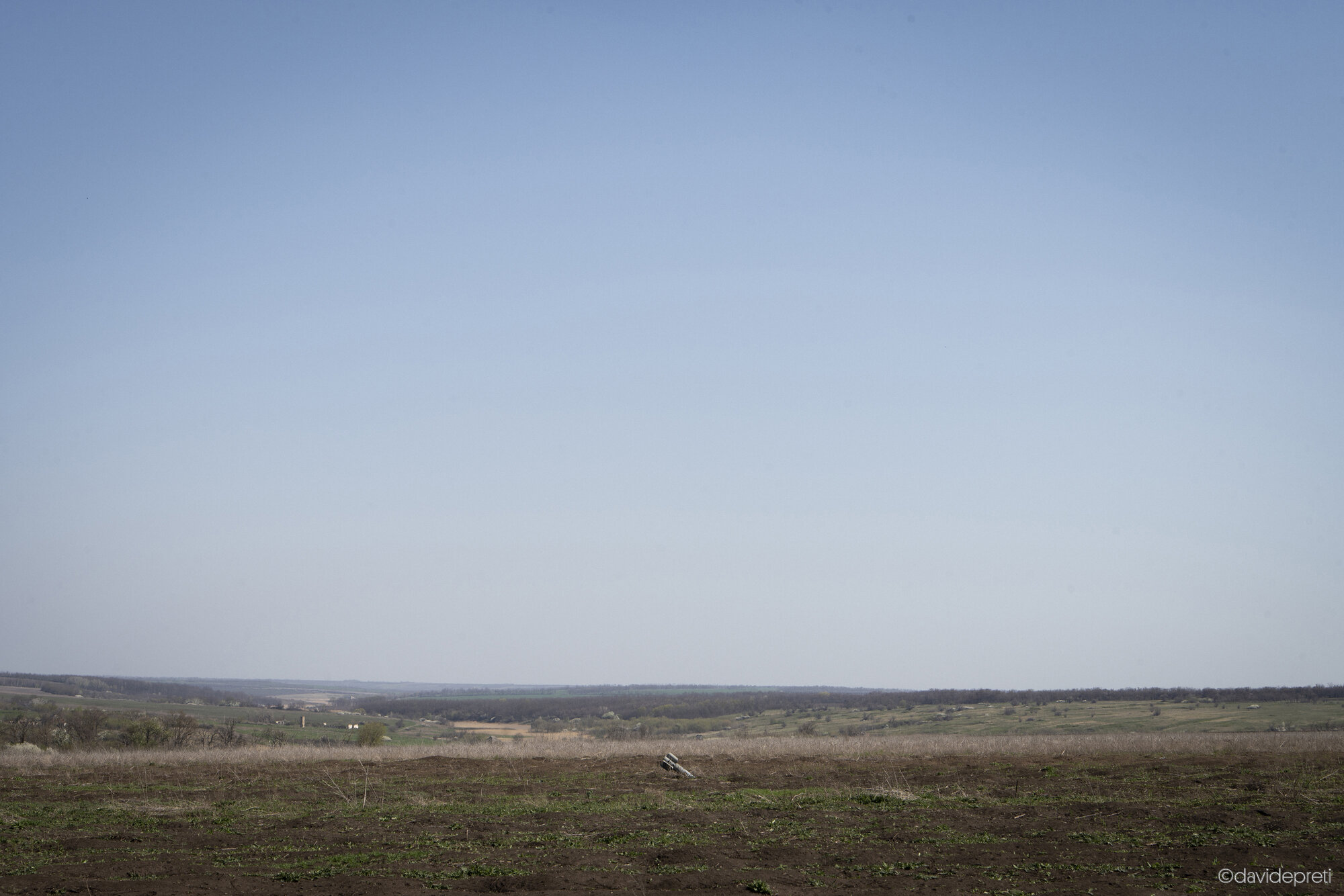 Barvinkove, Ukraine — April 18, 2025.

An unexploded missile lying in the countryside of Kharkiv Oblast.
